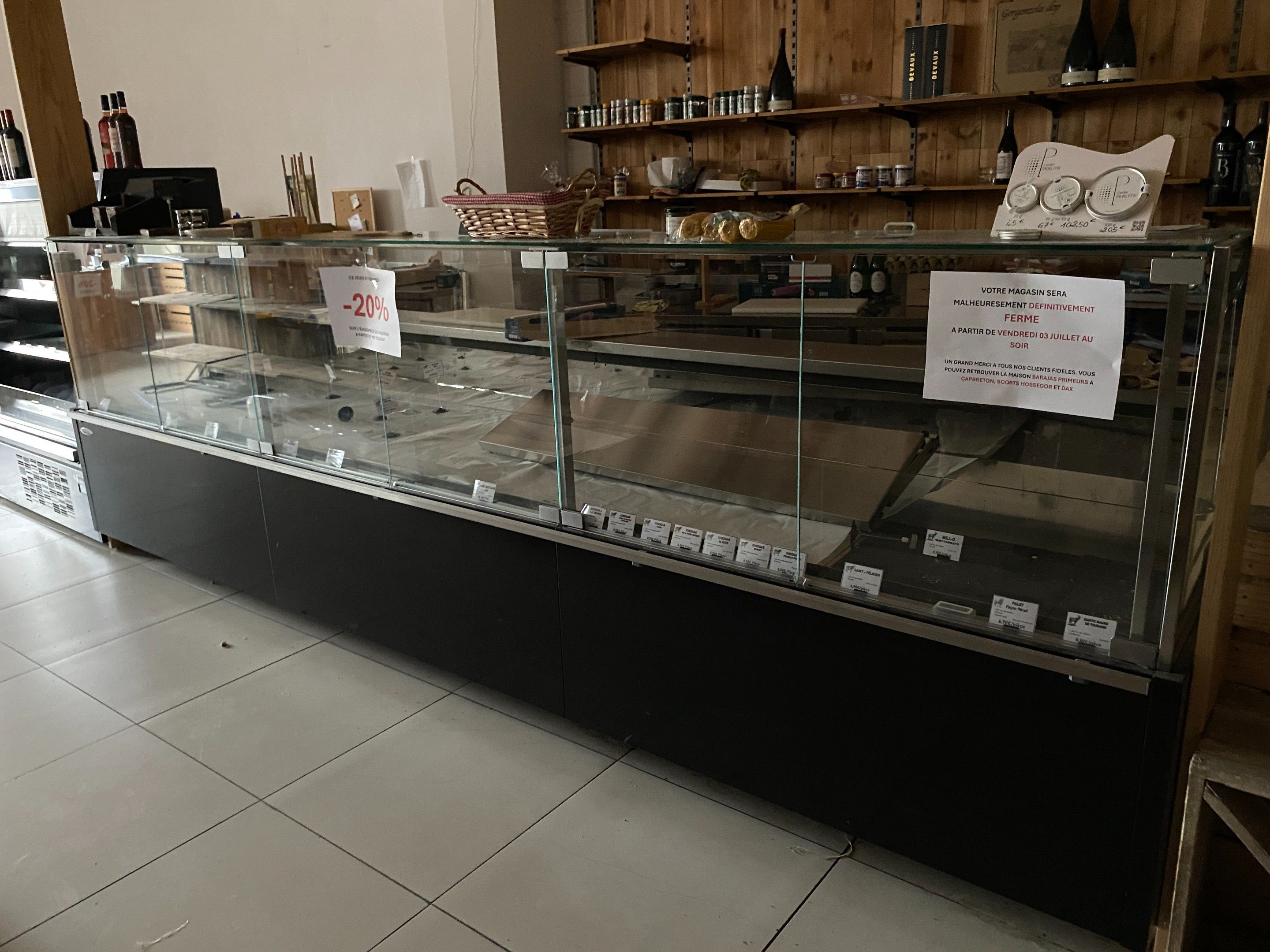 Une vitrine réfrigérée service arrière en inox et verre 4m E…