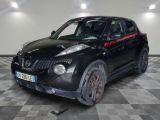 une photo d'un SUV Nissan Juke noir garé dans un garage