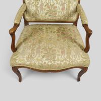 Fauteuil à dossier droit en noyer mouluré et sculpté, accoto… (photo 3)