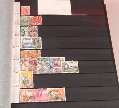 Plusieurs types de timbres sont présentés sur un dossier noir
