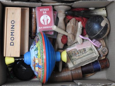une boîte remplie de jouets et d'autres objets