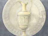 une peinture représentant un vase posé sur une assiette, elle-même posée sur une table