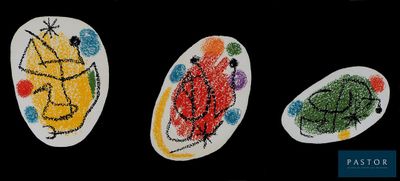 quatre assiettes en papier de forme ovale, ornées de motifs différents