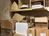 il y a de nombreuses boîtes, les unes à côté des autres, sur le comptoir de cette pièce