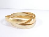 gros plan d'une bague en or sur une surface blanche
