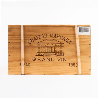 une boîte en bois sur laquelle est apposée une étiquette portant l'inscription « Château Margaux Grand Vin »