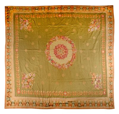 un tapis chinois ancien orné d'un motif floral sur fond vert