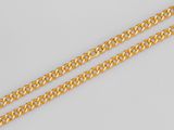 une paire de bracelets en chaîne en or sur fond blanc