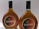 deux bouteilles d'alcool posées l'une à côté de l'autre sur une surface blanche