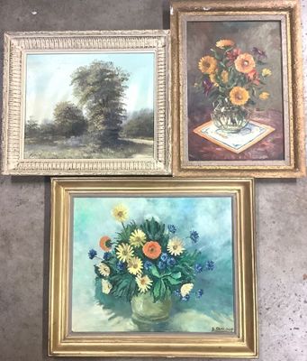 trois tableaux représentant des fleurs dans un vase posé sur une table, à côté d'un autre vase contenant des fleurs