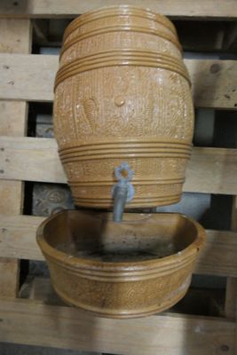 un bol en bois avec une fontaine à l'intérieur