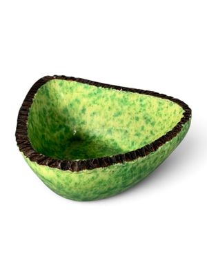 bol en céramique vert et noir sur fond blanc