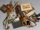 beaucoup d'objets anciens qui se trouvent sur la table