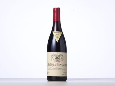 une bouteille de vin rouge posée sur une table