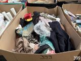 une boîte en carton remplie de vêtements et d'autres objets