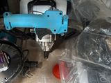 une machine bleue posée sur une table