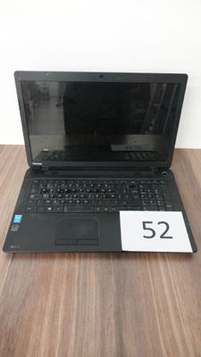 un ordinateur portable posé sur une table, avec une étiquette de prix