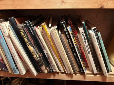 de nombreux livres rangés sur une étagère en bois