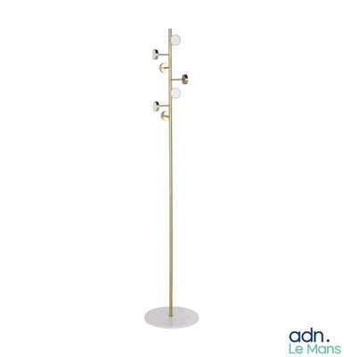 un lampadaire blanc et doré muni de trois lampes
