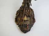une sculpture représentant un homme avec des dreadlocks sur la tête