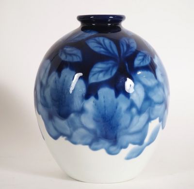 THARAUD. Vase ovoide en porcelaine à décor de fleurs et de f…
