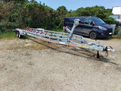 une remorque avec une remorque attachée à celle-ci dans un parking
