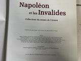 un livre ouvert posé sur une table à côté d'une tasse de café