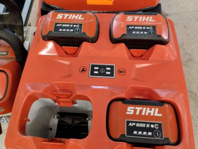 deux outils électriques posés sur une table