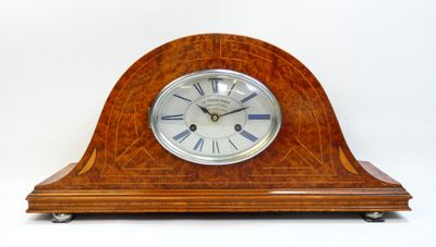 une horloge en bois posée sur une surface blanche