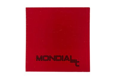 un livre rouge sur lequel figure un logo noir