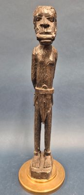 Sculpture en bois représentant un personnage enchainé. Repos…