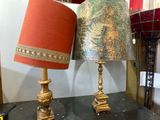 deux lampes posées sur une table dans une pièce