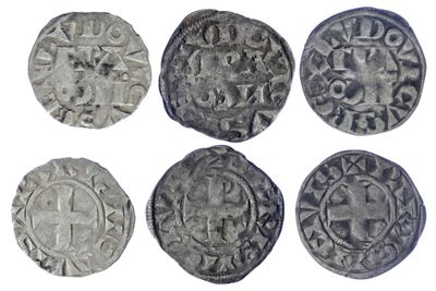 six types différents de pièces d'argent sont représentés sur un fond blanc