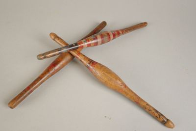 deux battes de baseball en bois posées l'une à côté de l'autre sur une table