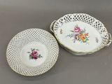 deux assiettes à motifs floraux posées sur une table