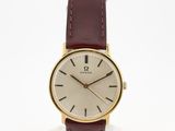 gros plan d'une montre-bracelet avec un bracelet en cuir marron