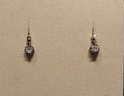 une paire de boucles d'oreilles en diamant exposée dans une vitrine