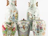 quatre vases aux motifs variés, disposés les uns à côté des autres