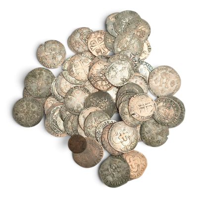 une pile de vieilles pièces de monnaie sur une surface blanche