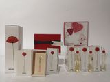 tout un tas de parfums posés sur une table