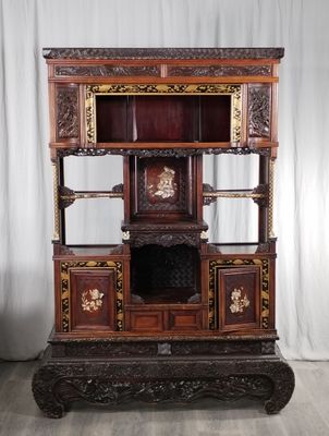 une armoire en bois surmontée d'un miroir