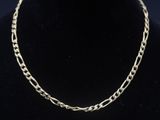 un collier à chaîne en or sur le cou d'un mannequin
