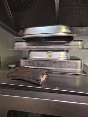 Plusieurs casseroles sont empilées les unes sur les autres sur une cuisinière