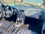 le tableau de bord d'une voiture, avec son volant et ses commandes
