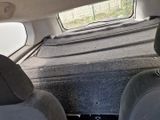 les nombreux sièges à l'arrière d'une voiture qui sont recouverts de moquette