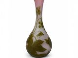 un vase orné d'un motif rose et vert
