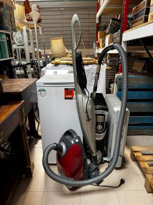 un aspirateur posé sur le sol d'une pièce