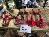 un grand nombre d'outils posés sur une table