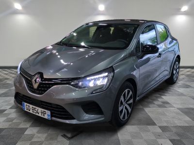 la voiture grise est garée sur le sol en damier d'un garage