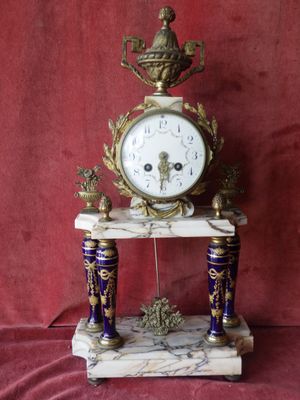 une horloge posée sur une table